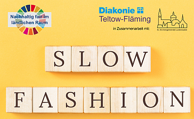 Der Kopf eines Plakats, hier als Ausschnitt wiedergegeben, zeigt den Schriftzug "Slow Fashion" in Form der Schriftplättchen eines Scrabble-Spiels. Darüber sind die Logos der Diakonie Teltow-Fläming und ihres Projekts "Nachhaltig fair im ländlichen Raum" und unserer Kirchengemeinde angeordnet.