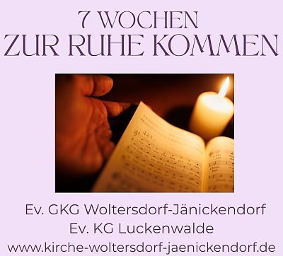 Eine Hand hält ein aufgeschlagenes Gesangbuch, eine Kerze spendet Licht.