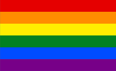 Ein Flagge zeigt wie ein Regenbogen waagerechte Farbstreifen Streifen von oben nach untern: rot, orange, gelb, grün, blau und violett.