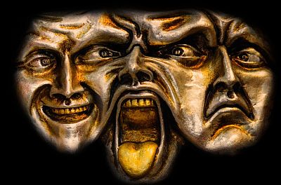 Drei archaische Gesichter eines kupfernen Reliefs zeigen elementare Gefühle bzw. Haltungen, wie Freude, Erschrecken und Misstrauen.