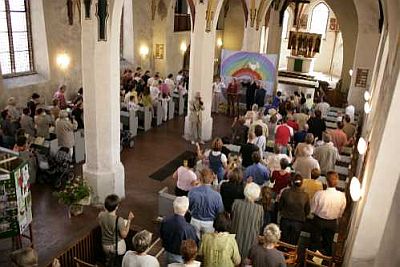 Abbildung: Familiengottesdienst in der St.Johannis-Kirche im Juni 2005 (Foto: Martin Brockhoff/laif)