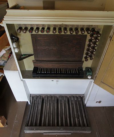 Abbildung: Spieltisch der Orgel in der Dorfkirche zu Frankenfelde