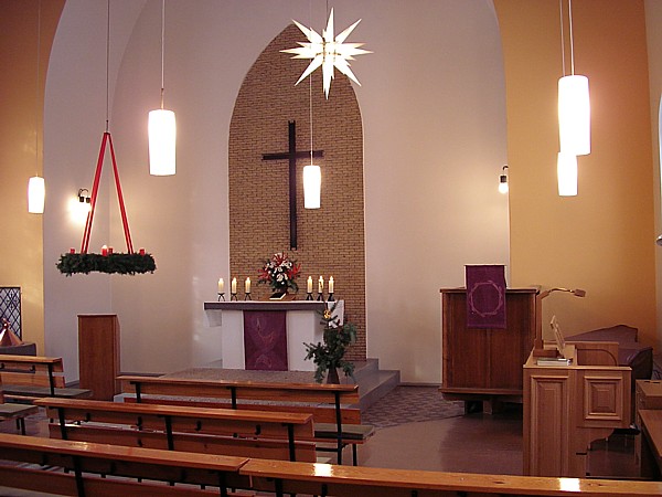 Abbildung: Innenaufnahme der St. Petrikirche Luckenwalde am 1. Advent 2004